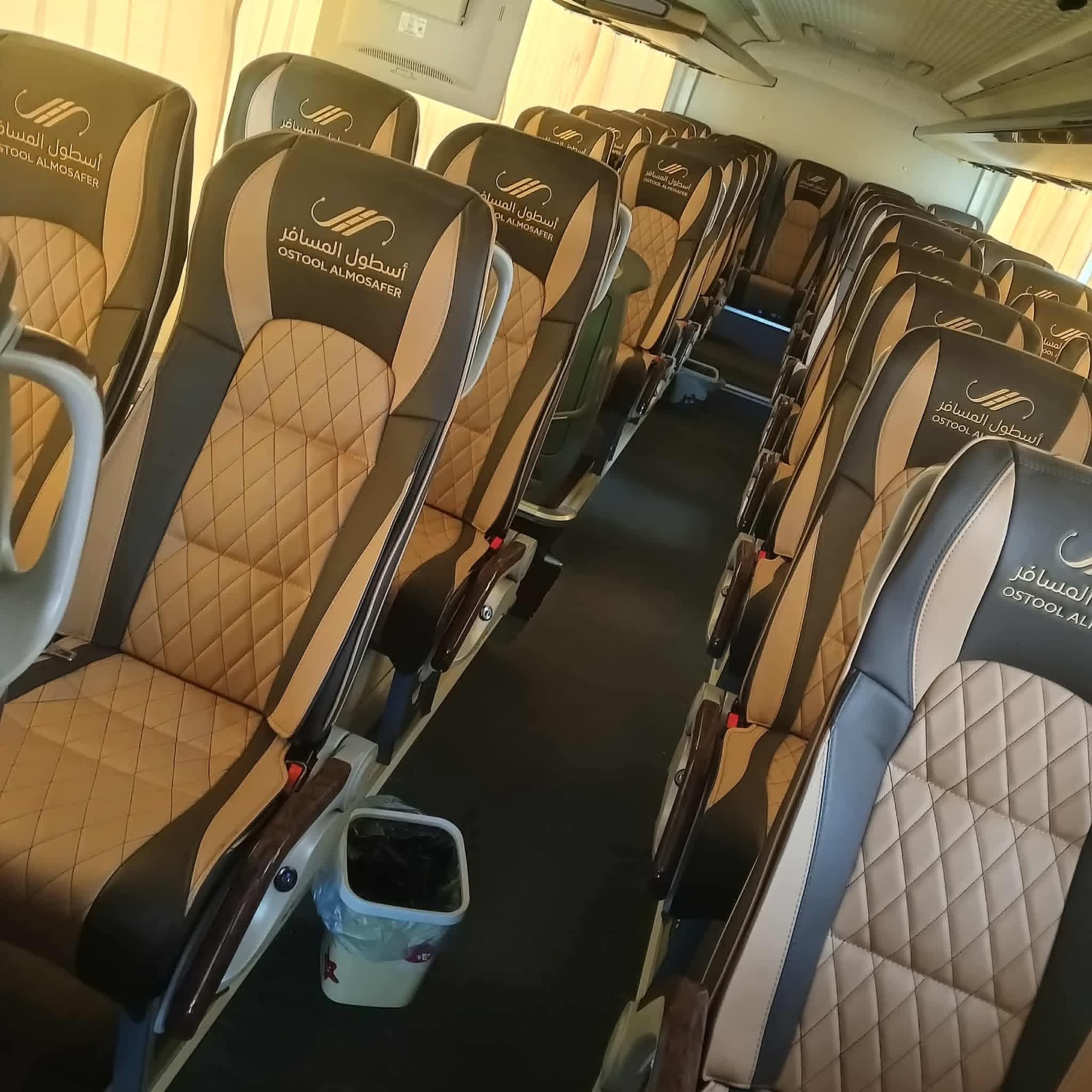 مقاعد مريحة داخل باص عمرة من الرياض إلى مكة